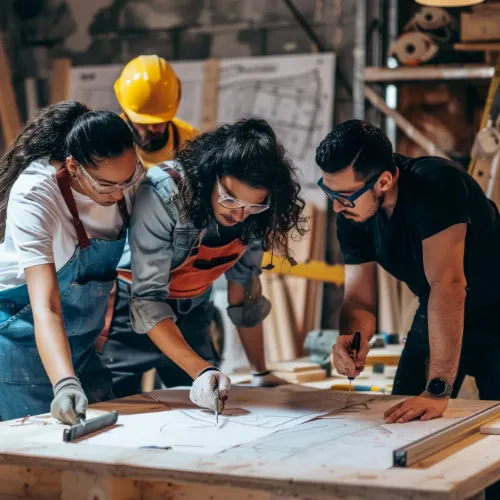 tres-personas-planificando-trabajos-de-reforma